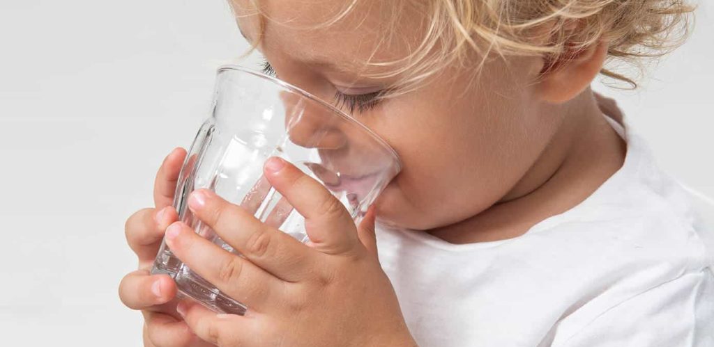 migrated 1790559288274 245 toddler drinking water e1719159876803 1024x499